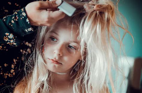 Deti si kontrolujú vlasy