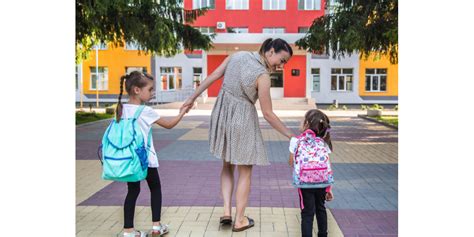 Rodičia s dieťaťom pri zápise do školy