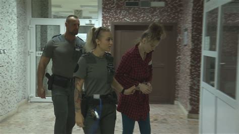 žena s dvoma deťmi a partnerom
