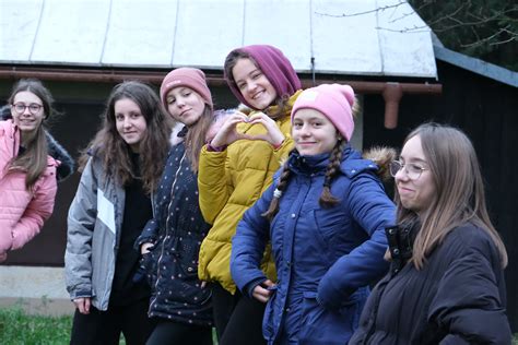 Dievčatá sa bavia na chate