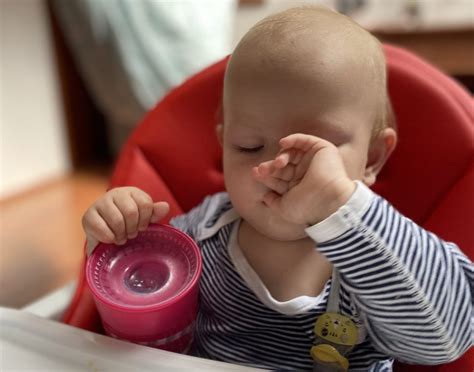 dieťa pije čaj z hrnčeka