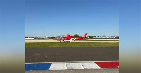 Muž jazdiaci na športovom aute na pretekárskej dráhe
