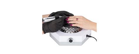 Ilustrácia jemného prachu vznikajúceho pri pilovaní nechtov