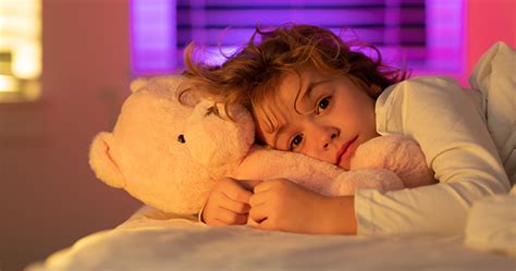 Dieťa s mierkou vážiaceho prístroja