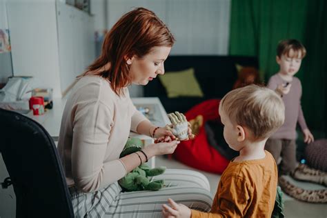 Psychologička vykonáva testovanie dieťaťa