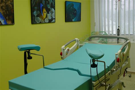 Ilustrácia pôrodnej sály s moderným vybavením