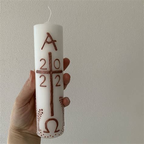 Symbol krstnej sviečky a bieleho odevu