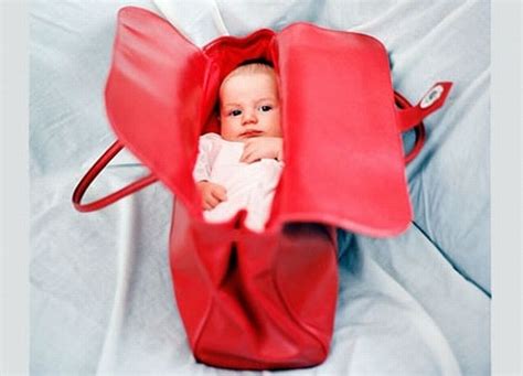 žena držiaca novorodenca