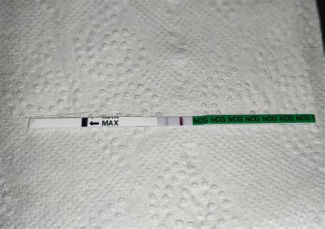 Žena držiaca negatívny tehotenský test