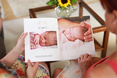 Bábätko listuje vo fotoknihe