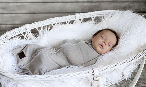 Bábätko sa snaží postaviť