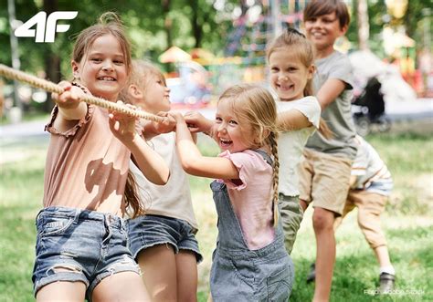 Ilustrácia dvoch detí rôzneho veku hrajúcich sa spolu.