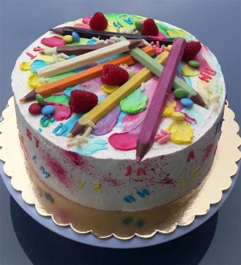 Ilustrácia dieťaťa s rôznymi farebnými pastelkami.