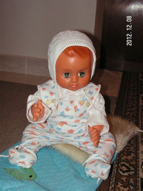 Bábika v retro kočíku