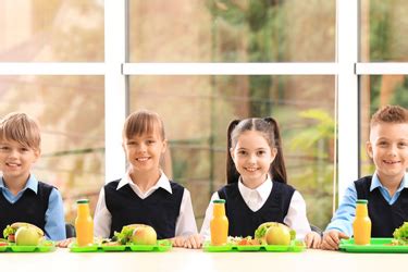 Ilustrácia detí jediacich v školskej jedálni