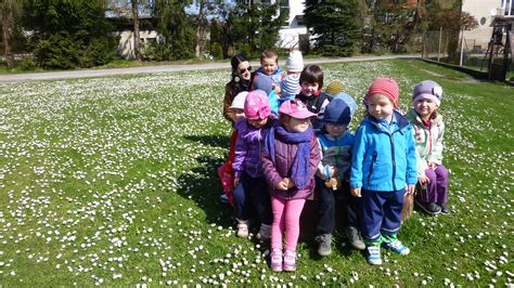 Ilustrácia rodiny na prechádzke v prírode