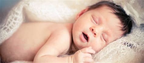 Ilustrácia správneho polohovania novorodenca na boku