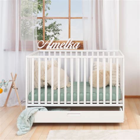 Detská postieľka s pokojne spiace bábätko