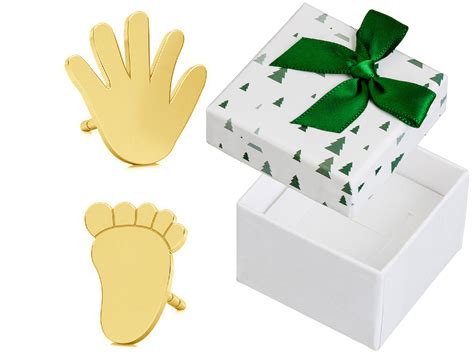 Ruka dieťaťa s jemnými nechtami