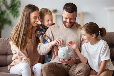 Ilustrácia rodiny pri odovzdávaní dieťaťa