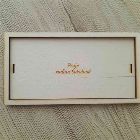 drevená obálka na peniaze s gravírovaným menom dieťaťa