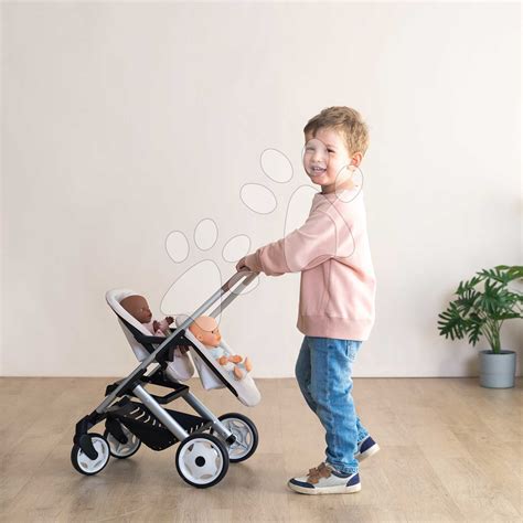 kočík s dieťaťom na prechádzke