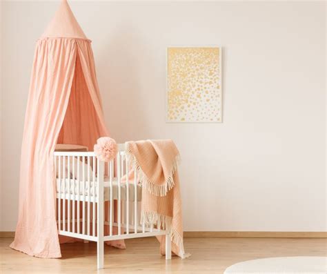 detská postieľka s baldachýnom