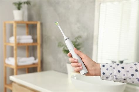 dve deti si umývajú zuby elektrickou zubnou kefkou