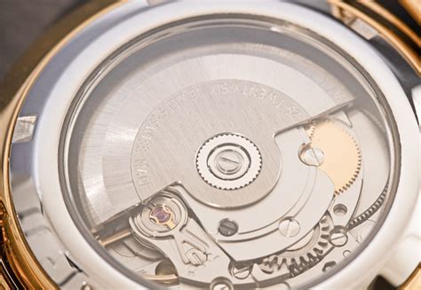 Detail hodiniek s precíznym mechanizmom