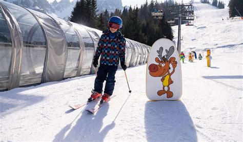 Dieťa na lyžiach s rodičom