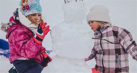 Deti sa hrajú na snehu