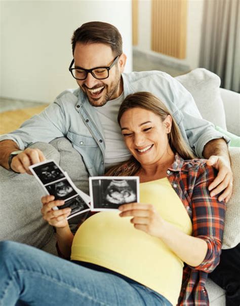 žena držiaca ultrazvukové snímky