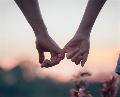 Pár držiac sa za ruky, symbolizujúci snahu o dieťa