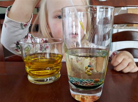 Dieťa pozoruje, ako sa mieša olej s vodou