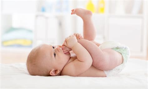 Lekár vyšetrujúci bedrové kĺby bábätka