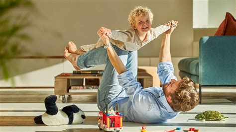 otec hrá s dieťaťom