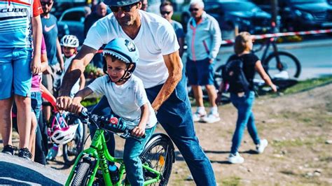 otec učí syna jazdiť na bicykli