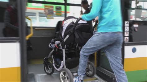 Otec s dieťaťom v kočíku