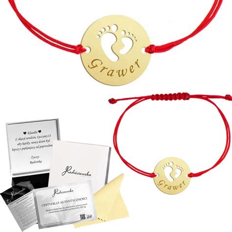 Kombinácia červenej mašličky s príveskami a menom dieťaťa