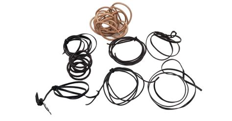 Ukážka rôznych druhov šnúrok a kožených materiálov na výrobu