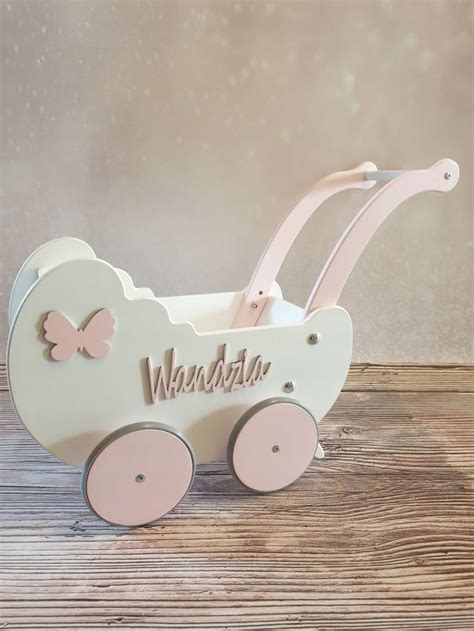 Vyrezávaný drevený kočík s dekoráciami