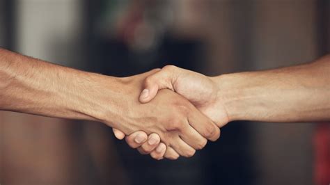 Obrázok dvoch rúk držiacich sa