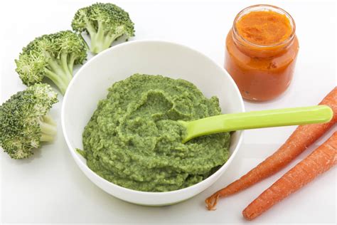 Bábätko ochutnáva prvý príkrm