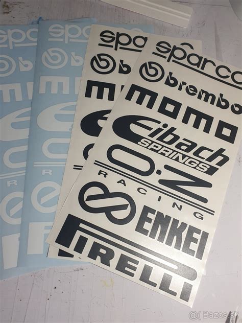 rozmanitosť plienkových tort v rôznych farbách a motívoch