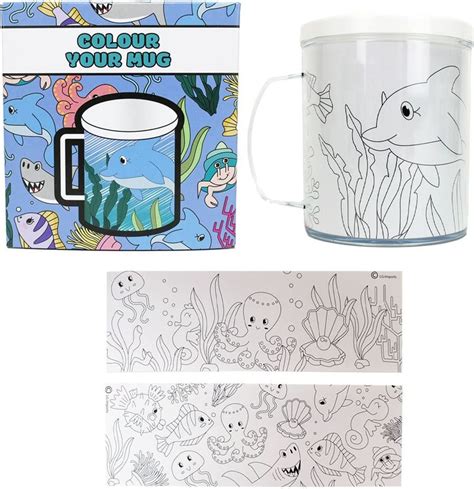 Koláž detských hrnčekov a pohárikov