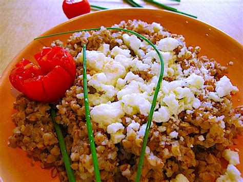 Pohánka v miske s drevenou lyžicou