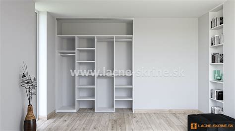 Interiér modernej vstavanej skrine s rôznymi úložnými prvkami