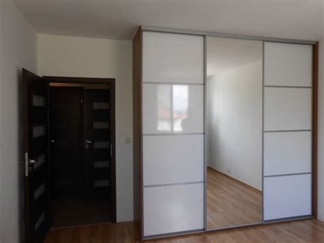 Vstavaná skriňa ako súčasť kancelárskeho priestoru