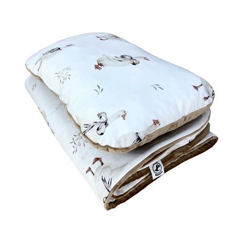 ilustrácia bábätka spinkajúceho na boku s polohovacím vankúšom