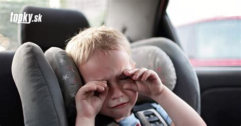 otec hladká spiace dieťa